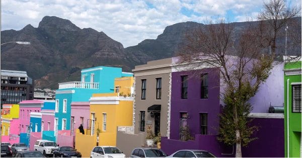 Colourful Bo-Kaap houses below Table Mountain, visited on the half-day private Cape Town City Tour